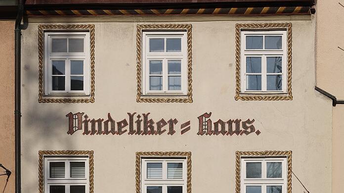 Das pittoreske Vindelikerhaus in der Marienstraße hinterm Isartor: Mittelalterlich mutet nur die Bemalung an, die allerdings erst 1922 entstand.