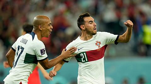 Portugals Ricardo Horta (r) jubelt nach seinem Treffer zum 0:1.
