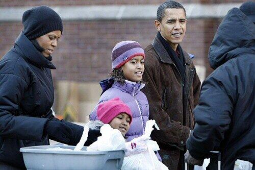 Teilen Essen für Bedürftige aus: Familie Obama