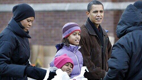 Teilen Essen für Bedürftige aus: Familie Obama Teilen Essen für Bedürftige aus: Familie Obama