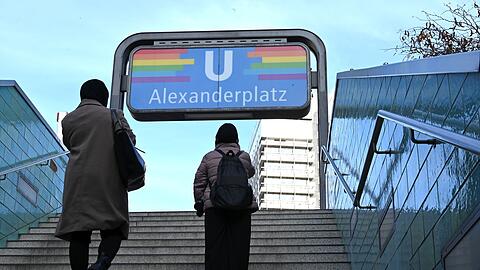Die Befragung zeigt: Auf der Stra&szlig;e und in &ouml;ffentlichen Verkehrsmitteln erleben Menschen h&auml;ufig Diskriminierung. (Symbolbild)