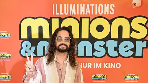 Tom Kaulitz leiht dem Roboter Dort seine Stimme.