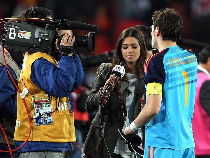 Iker Casillas (r) wird von seiner Freundin Sara Carbonero interviewt.