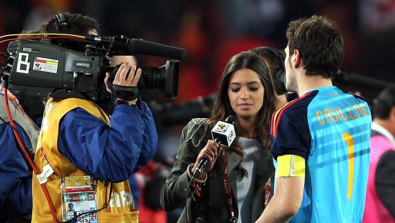 Iker Casillas (r) wird von seiner Freundin Sara Carbonero interviewt. Iker Casillas (r) wird von seiner Freundin Sara Carbonero interviewt.
