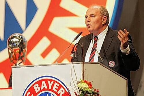 Bayern-Präsident Uli Hoeneß, hier bei der Mitgliederversammlung des Klubs, wird in Hamburg für sein Lebenswerk geehrt.