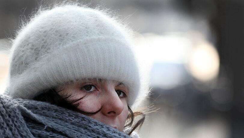 Eine kuschelige Mütze, ein warmer Schal – so schützt sich die Frau gegen die Kälte. Eine kuschelige Mütze, ein warmer Schal – so schützt sich die Frau gegen die Kälte.