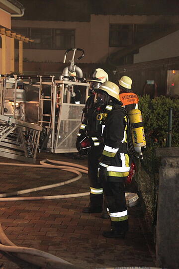 Ein Dachstuhl in Mettenheim steht in Flammen. Die Feuerwehr rückt mitten in der Nacht zum Löschen an. Die Bilder vom Einsatz.