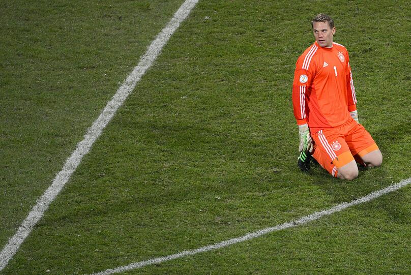 Manuel Neuer auf dem Boden: Nach seinem Patzer verkürzten die Kasachen im WM-Qualifikationsspiel auf 1:3, Endstand 4:1 für die DFB-Elf.