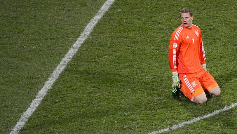Manuel Neuer auf dem Boden: Nach seinem Patzer verkürzten die Kasachen im WM-Qualifikationsspiel auf 1:3, Endstand 4:1 für die DFB-Elf. Manuel Neuer auf dem Boden: Nach seinem Patzer verkürzten die Kasachen im WM-Qualifikationsspiel auf 1:3, Endstand 4:1 für die DFB-Elf.