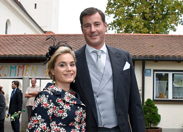 Erbprinz Alexander von Isenburg und seine Frau Sarah bei der Hochzeit von Prinzessin Maria Theresia in Tutzing.