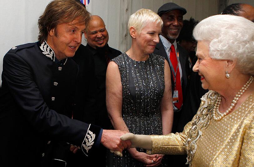 Auch wenn er als Schuljunge von ihrer Oberweite begeistert war, schafft es Paul McCartney dennoch, der Queen bei einem Treffen ausschließlich in die Augen zu schauen.