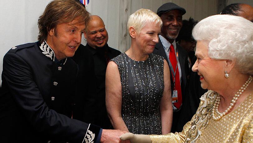Auch wenn er als Schuljunge von ihrer Oberweite begeistert war, schafft es Paul McCartney dennoch, der Queen bei einem Treffen ausschließlich in die Augen zu schauen. Auch wenn er als Schuljunge von ihrer Oberweite begeistert war, schafft es Paul McCartney dennoch, der Queen bei einem Treffen ausschließlich in die Augen zu schauen.