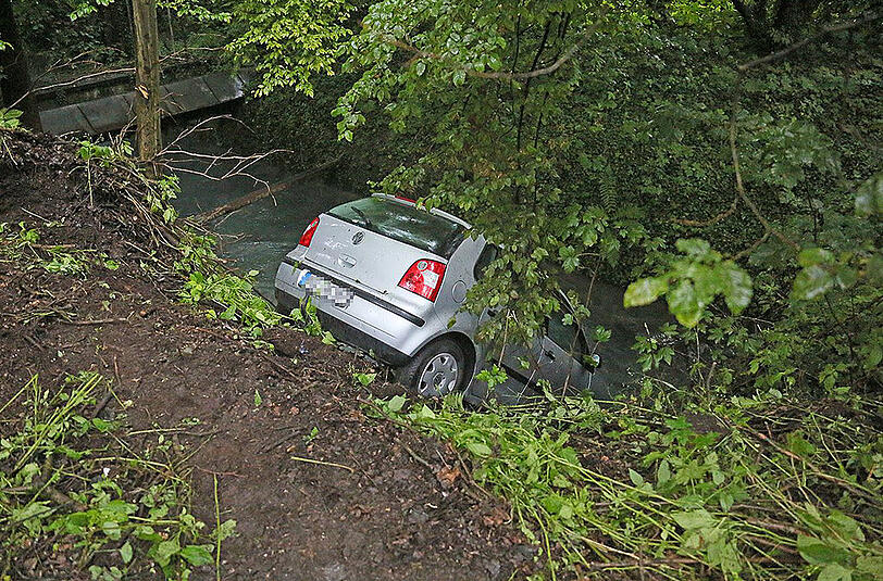 Das Auto der 18-Jährigen kam erst im Flussbett zum Stillstand.