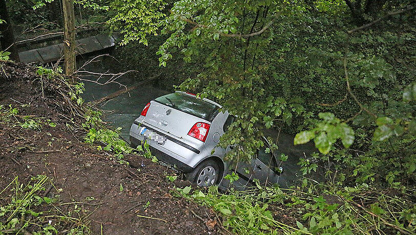 Das Auto der 18-Jährigen kam erst im Flussbett zum Stillstand. Das Auto der 18-Jährigen kam erst im Flussbett zum Stillstand.