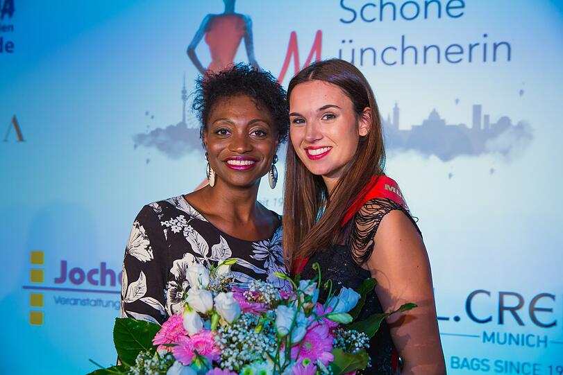 Die Designerin und das Model: Sophia (r.) mit Hosana Charmite.