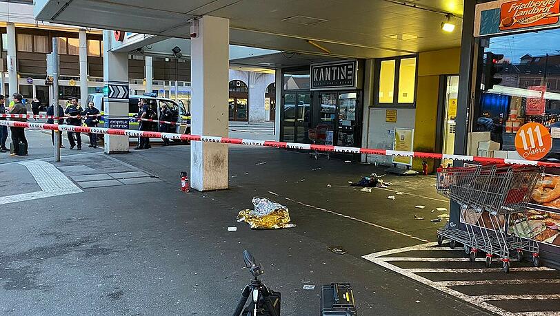 In Augsburg kam es am Königsplatz zu einem größeren Polizeieinsatz. In Augsburg kam es am Königsplatz zu einem größeren Polizeieinsatz.