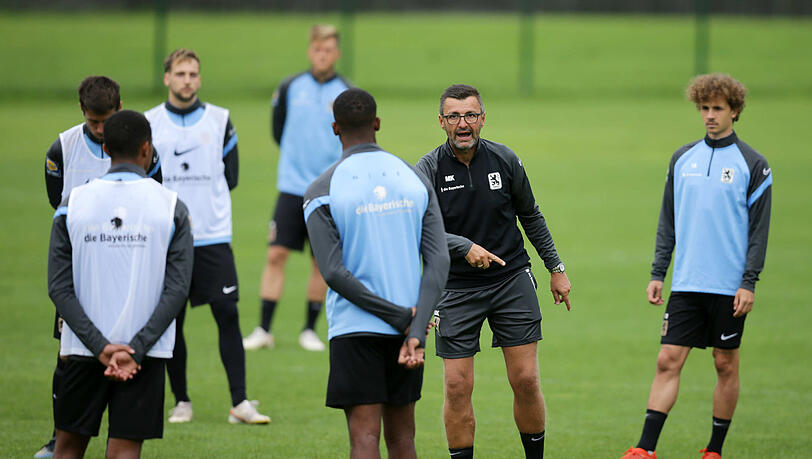 In seinem Element: 1860-Coach Michael Köllner bei einer Einheit im Trainingslager in Windischgarsten.