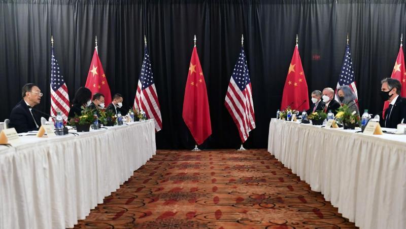 Die Eröffnungssitzung der US-China-Gespräche im Captain Cook Hotel in Anchorage.