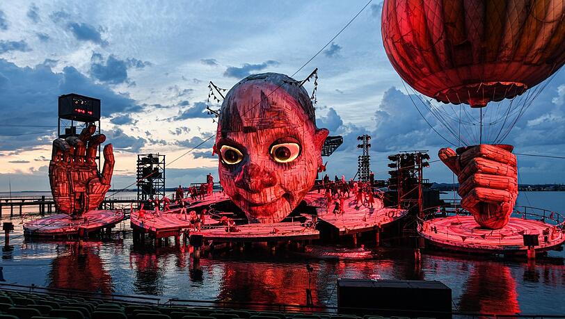Die Bühne von Philipp Stölzl und Heike Vollmer für Verdis "Rigoletto" auf der Seebühne in Bregenz.