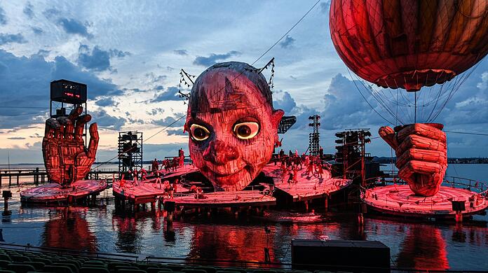 Die Bühne von Philipp Stölzl und Heike Vollmer für Verdis "Rigoletto" auf der Seebühne in Bregenz.