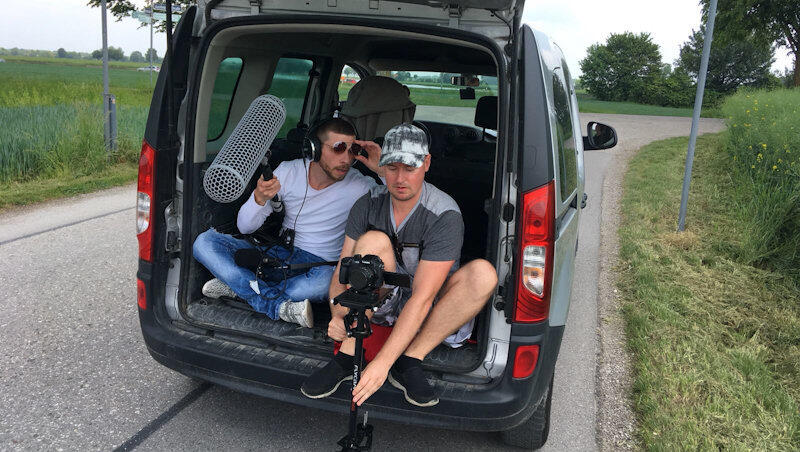 Mit Sonnenbrille und Tonangel im Kofferraum: Roberto Puzzo (links) hat bei seinem Film fast alles übernommen: Schauspiel, Regie, Technik, Schnitt.