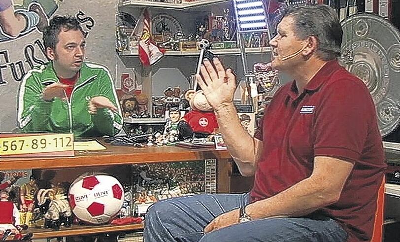 Der Club-Bär blieb natürlich stumm beim Zwiegespräch: Ex-Trainer Hans Meyer zu Gast bei Arnd Zeigler (links) in der TV-Sendung &bdquo;Wunderbare Welt des Fußballs&ldquo;. Fotos: WDR, Zink