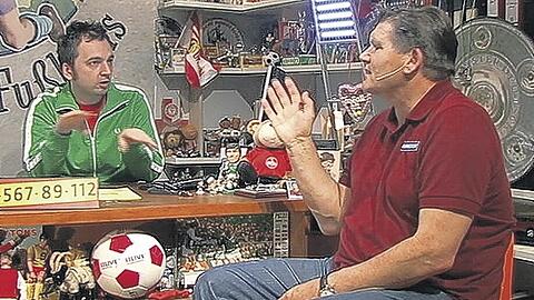Der Club-Bär blieb natürlich stumm beim Zwiegespräch: Ex-Trainer Hans Meyer zu Gast bei Arnd Zeigler (links) in der TV-Sendung &bdquo;Wunderbare Welt des Fußballs&ldquo;. Fotos: WDR, Zink