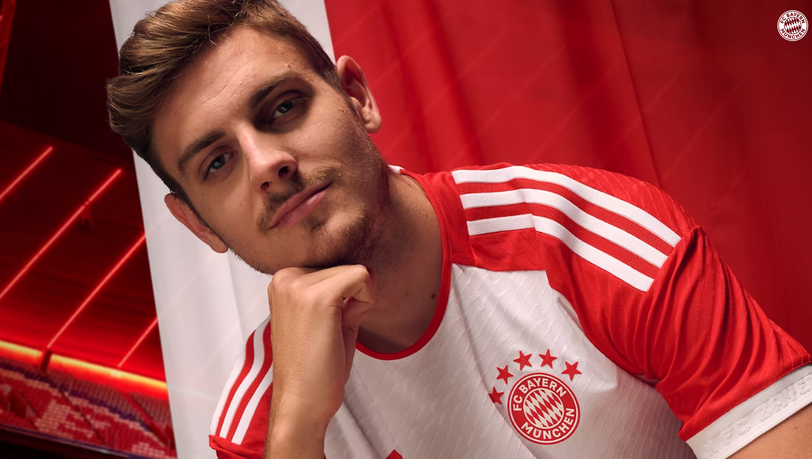 Das neue Heimtrikot des FC Bayern – ohne Qatar-Airways-Logo auf dem Ärmel.