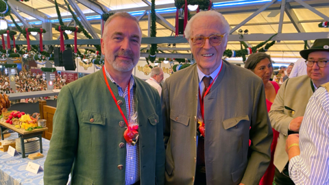 Franz Herzog von Bayern und sein Lebensgefährte Thomas Greinwald stehen im Schottenhamel.