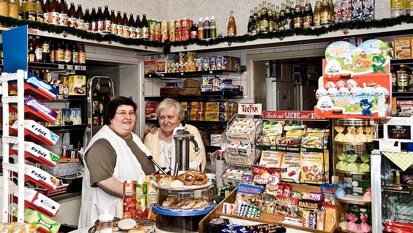 Ein Bild aus dem Jahr 2008: Damals standen Ladenchefin Anna Brauner (r.) und ihre Tochter Monika (eins ihrer acht Kinder) noch im Milchladen, beide sind inzwischen verstorben. Ein Bild aus dem Jahr 2008: Damals standen Ladenchefin Anna Brauner (r.) und ihre Tochter Monika (eins ihrer acht Kinder) noch im Milchladen, beide sind inzwischen verstorben.