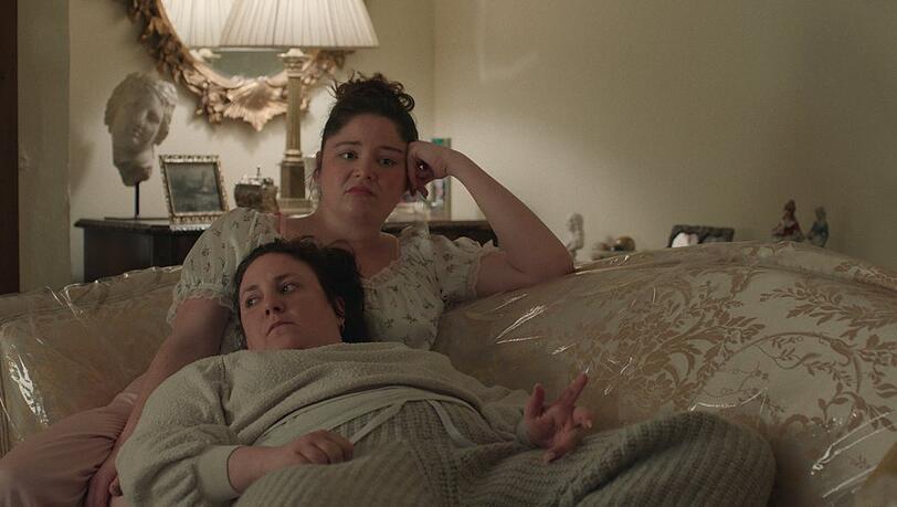 Lena Dunham in "Too Much" mit Hauptdarstellerin Megan Stalter.