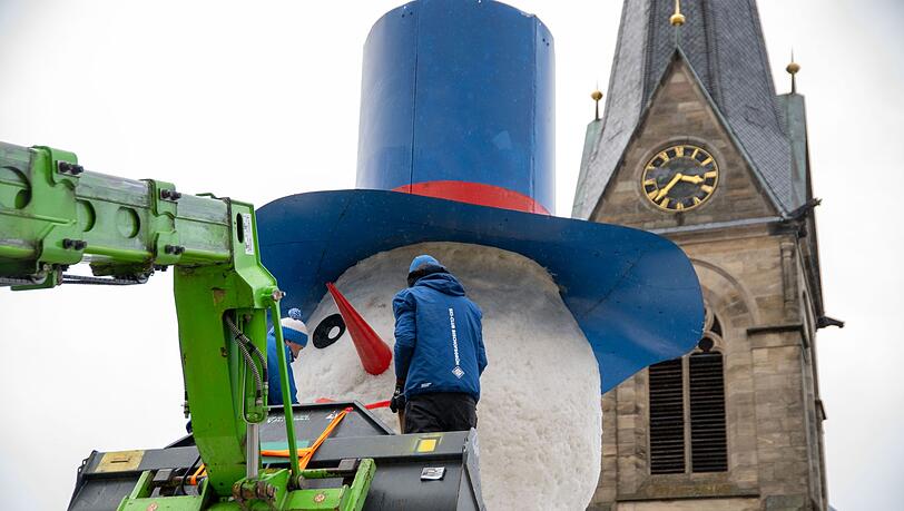 Feinschliff f&uuml;r den Schneemann "Jakob".