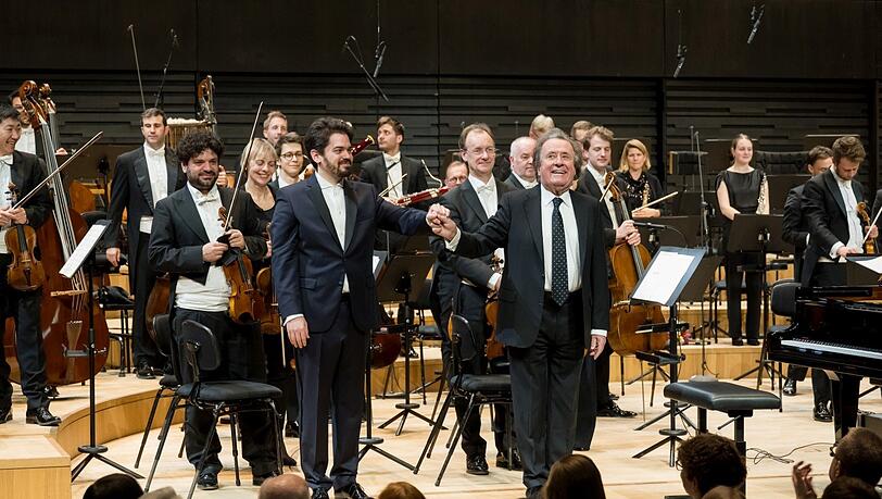 Lahav Shani und Rudolf Buchbinder nach der Auff&uuml;hrung von Beethovens Klavierkonzert Nr. 2 in der Isarphilharmonie.
