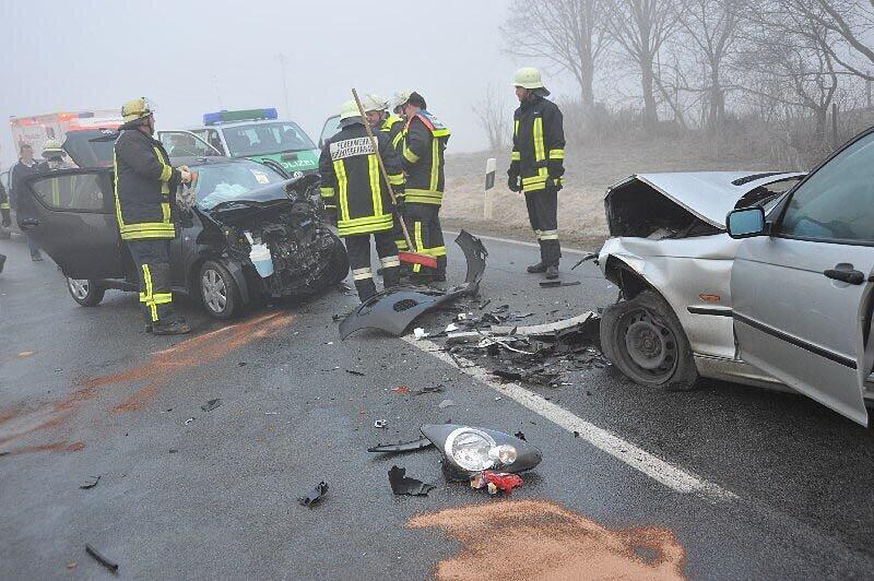 Bei einem Glatteisunfall in Katzenbach, in der Nähe von Dorfen, sind mehrere Personen schwer verletzt worden. Unter den Verletzten war auch ein Kleinkind.