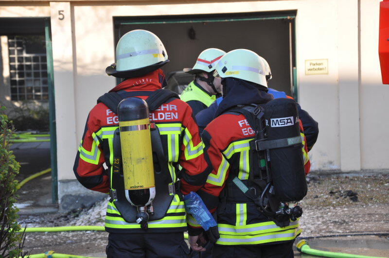 Feuerwehreinsatz in Eggenfelden: Am Sonntagmorgen brach in einer Wohnung plötzlich ein Feuer aus.