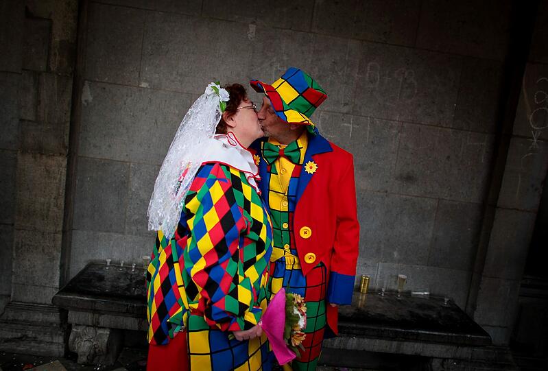 Kölle Alaaf! Bunte Clowns, Superman auf dem Weg zum Feiern, barocke Hochzeitsoufits. Köln steht heute Kopf! Sogar die Hunde werden hier verkleidet!