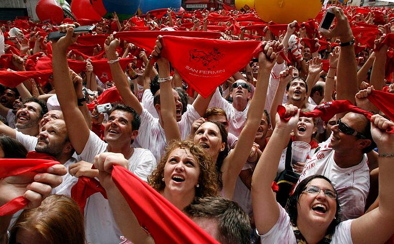 Busen, Bullen und Proteste: Das San Fermines Festival in Pamplona gehört ohne Zweifel zu den wildesten und verrücktesten Volksfesten der Welt - sehen Sie hier die besten Bilder.