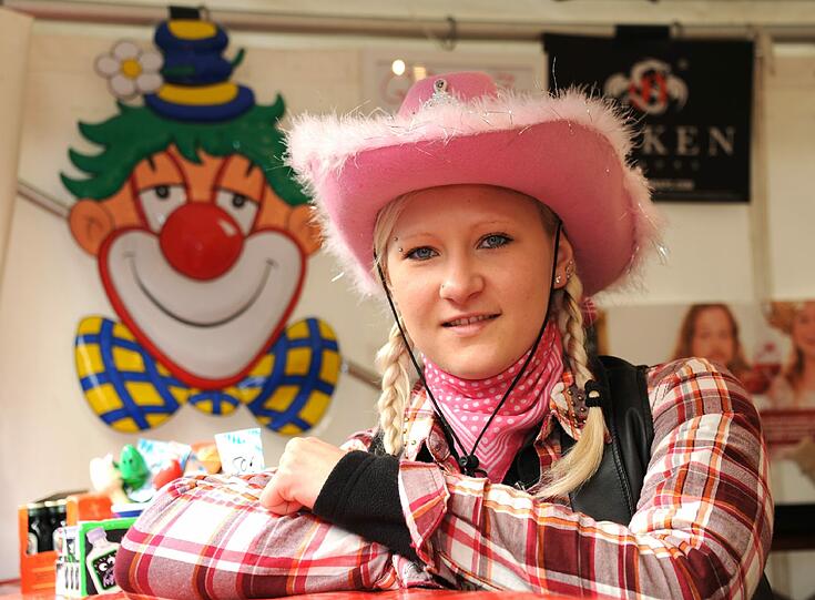 Fast wie im wilden Westen - das Faschingstreiben am Rosenmontag in der Fußgängerzone.