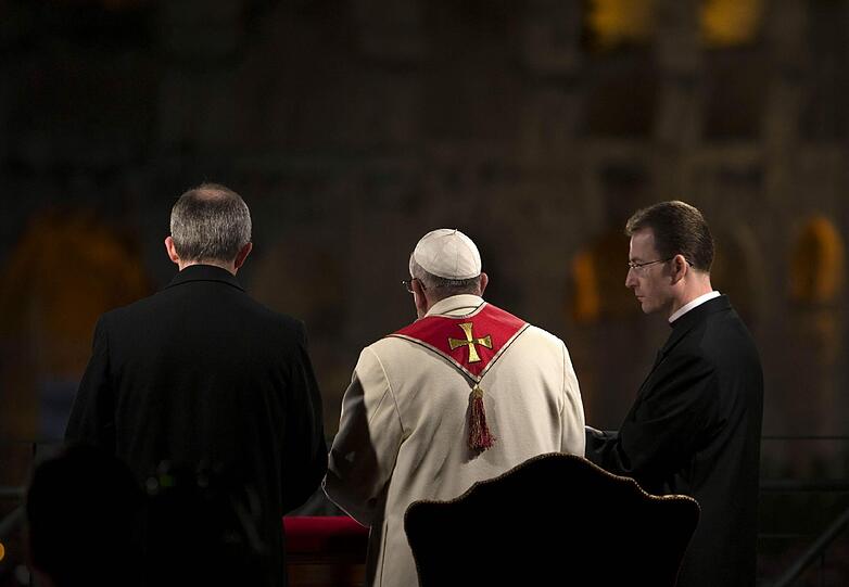 Gläubige beten gemeinsam mit dem Papst den Kreuzweg - die Bilder.