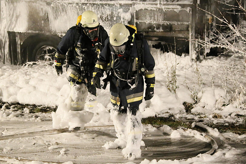 Schrecklicher Unfall auf der B15 bei Erding: Die Bilder vom Rettungseinsatz
