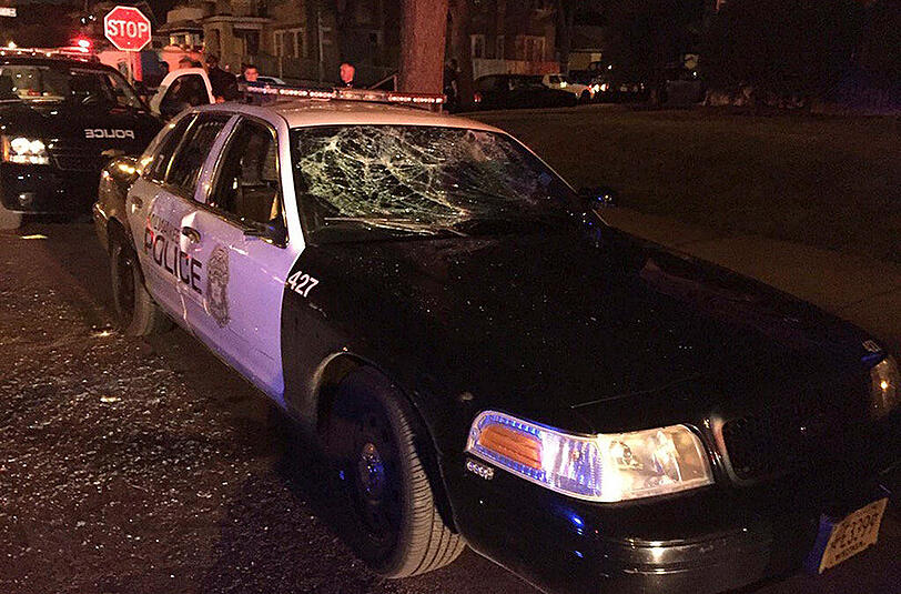 Polizeiwagen mit eingeschlagener Windschutzscheibe: In Milwaukee hatte es schwere Krawalle gegeben.