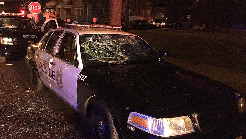 Polizeiwagen mit eingeschlagener Windschutzscheibe: In Milwaukee hatte es schwere Krawalle gegeben. Polizeiwagen mit eingeschlagener Windschutzscheibe: In Milwaukee hatte es schwere Krawalle gegeben.