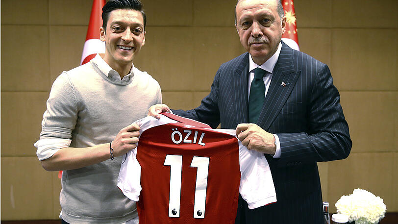 Der Stoff des Anstoßes: Mesut Özilo überreicht Recep Tayyip Erdogan ein Trikot.
