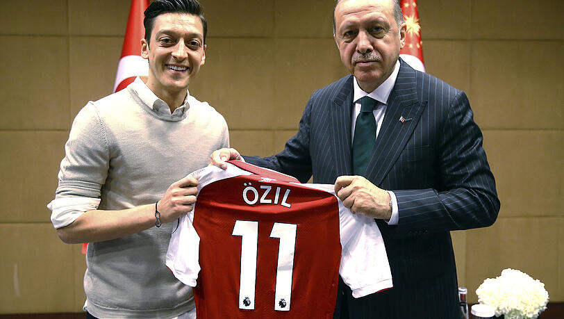 Der Stoff des Anstoßes: Mesut Özilo überreicht Recep Tayyip Erdogan ein Trikot. Der Stoff des Anstoßes: Mesut Özilo überreicht Recep Tayyip Erdogan ein Trikot.
