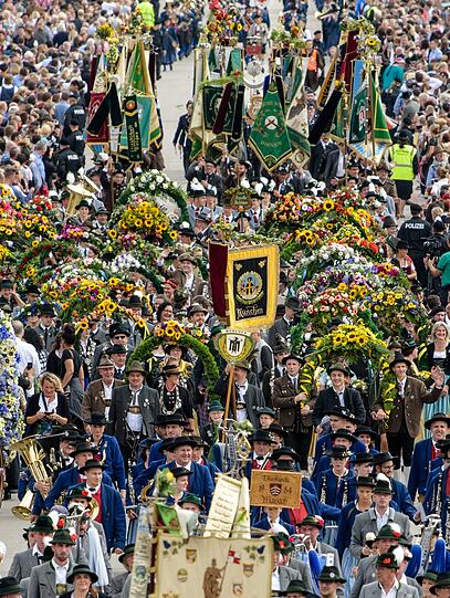 So ein Glück! Rechtzeitig zu Beginn des traditionellen Trachten- und Schützenzuges kam am Sonntag die Sonne raus.