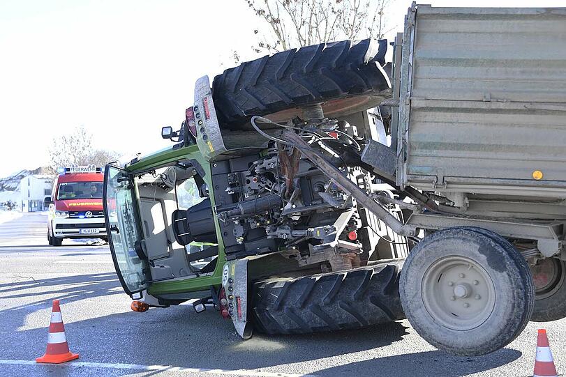 Am Freitagmorgen ist ein Traktor bei Unterföhring umgestürzt und auf der Seite liegen geblieben.