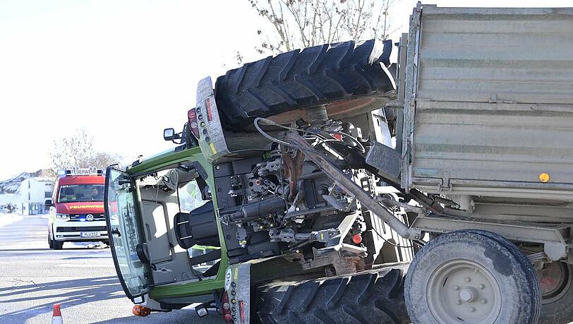 Am Freitagmorgen ist ein Traktor bei Unterföhring umgestürzt und auf der Seite liegen geblieben. Am Freitagmorgen ist ein Traktor bei Unterföhring umgestürzt und auf der Seite liegen geblieben.