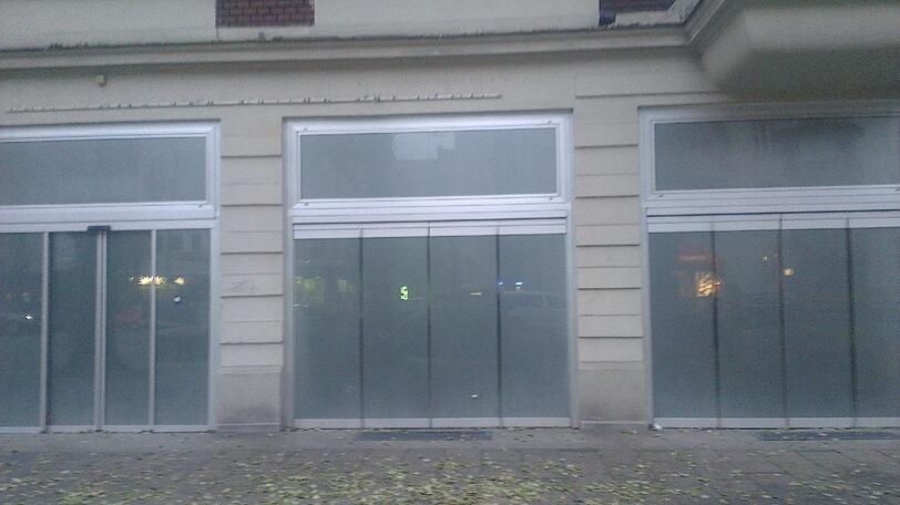 Mehrere Geschäfte stehen leer, auch das ist kein schöner Anblick.