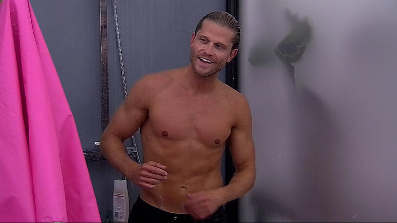 Die Bilder vom Nackt-Duschen bei Promi-Big-Brother 2014...