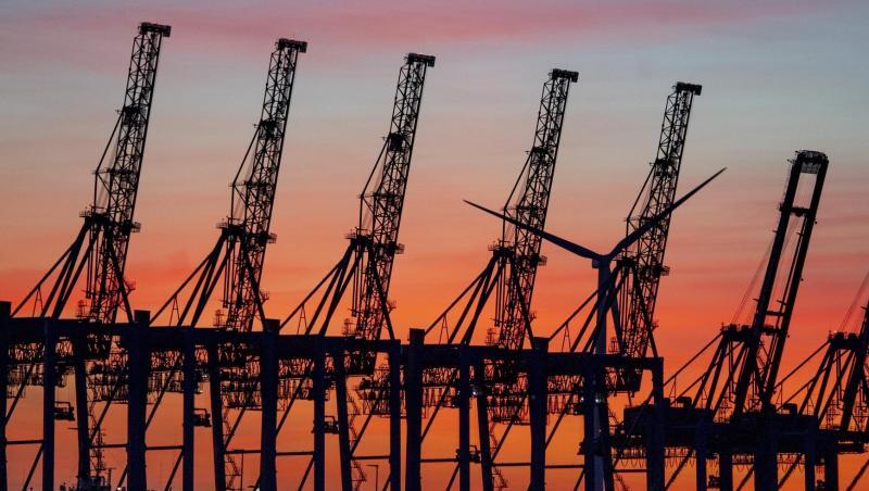 Hinter hochgeklappten Containerbrückenkränen im Hamburger Hafen geht die Sonne unter. Die Corona-Krise bremst den weltweiten Handel aus. Hinter hochgeklappten Containerbrückenkränen im Hamburger Hafen geht die Sonne unter. Die Corona-Krise bremst den weltweiten Handel aus.